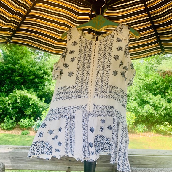 Umgee • Cold Shoulder Top - Picture 4 of 8